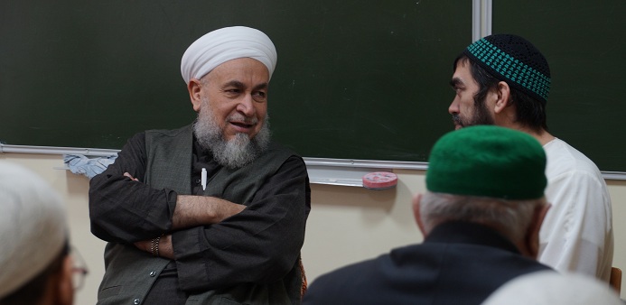 Профессор Абдурразак ас-Сагди читает лекции для студентов медресе "Ак мечеть"