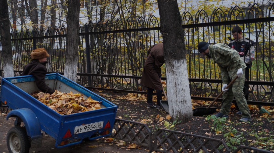 Шакирды Набережночелнинского медресе "Ак мечеть" вышли на уборку