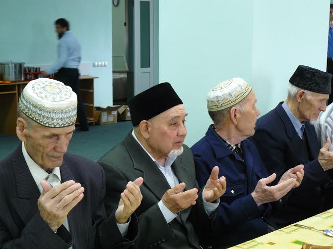 Вспомнить поимённо: в нижнекамской мечети встретились прихожане старшего возраста