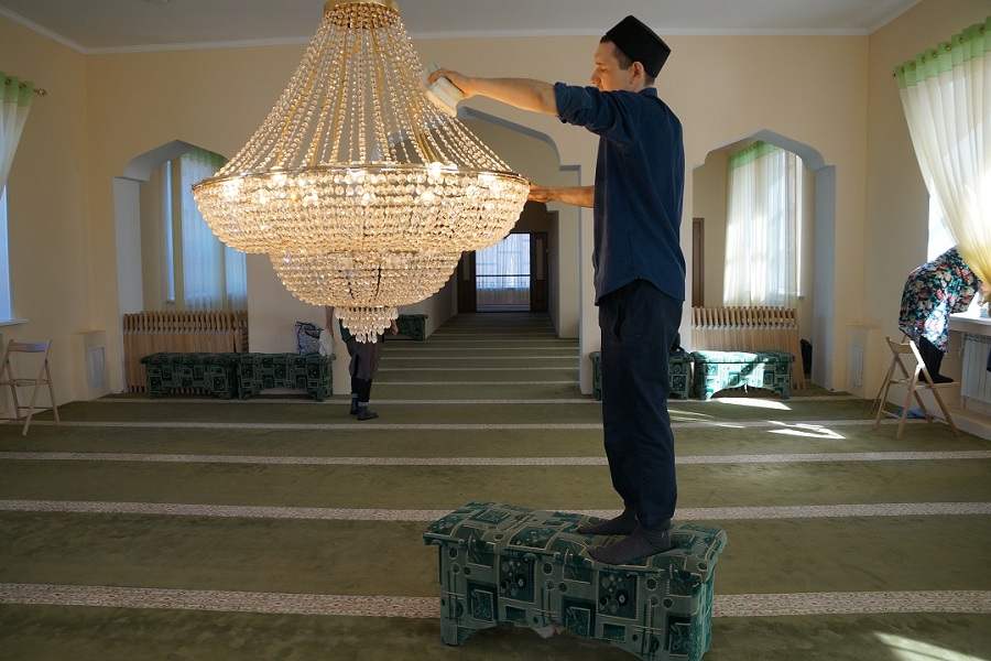 В рамках акции «Чистая мечеть» волонтеры ДУМ РТ привели в порядок мечеть «Рамазан»
