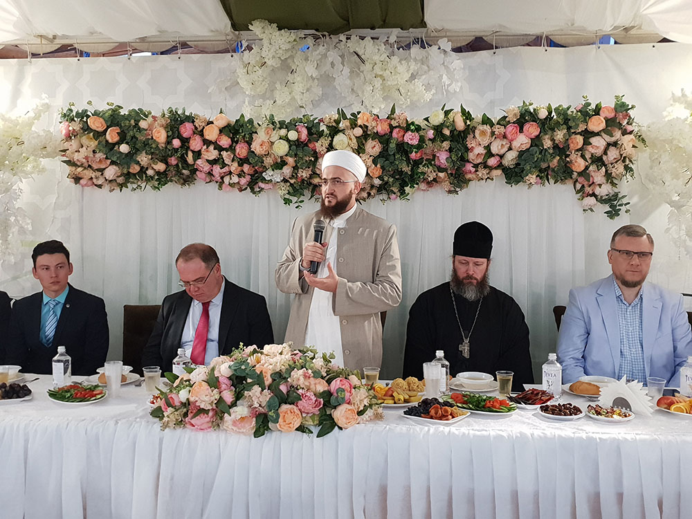 Муфтий Татарстана открыл первый ифтар Рамазана в Казани