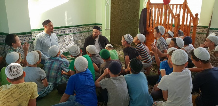 Муфтий республики встретился с детьми и шейхом в учебном центре "Рашида" КИУ