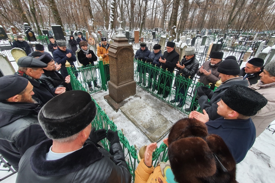 Мусульманские деятели помолились у могил Марджани и Ильхама Шакирова