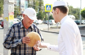 Сотрудники Альметьевского мухтасибата раздали пожилым свежеиспеченный хлеб