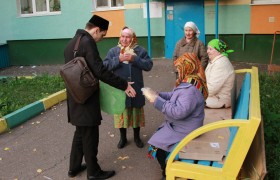 Доброе слово и свежий хлеб: мусульманская молодежь Альметьевска поздравила пожилых