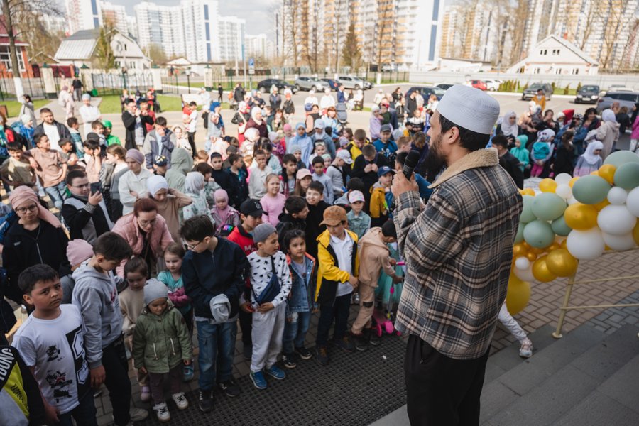 В городах и селах проходят семейные праздники в честь Уразы-байрама. Фоторепортажи из казанской мечети "Ахмадзаки" и Лаишевского района