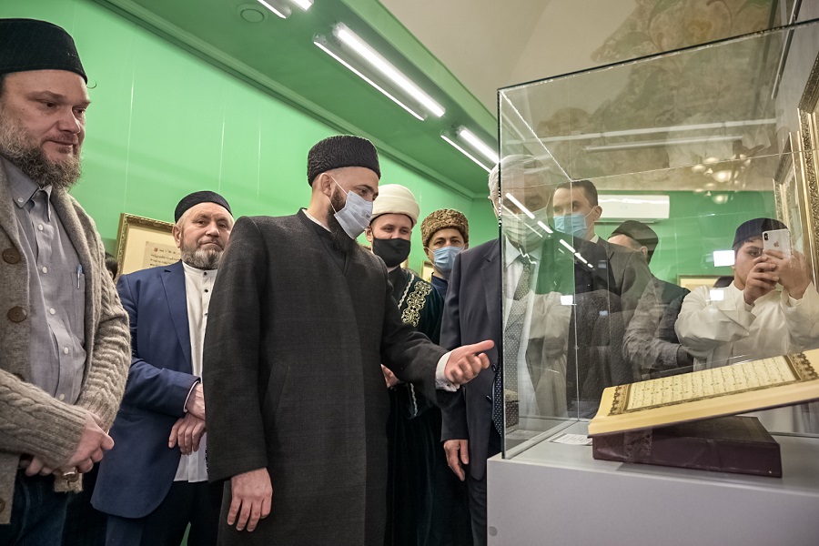 В Елабуге муфтий открыл выставку «В мире священного Куръана»