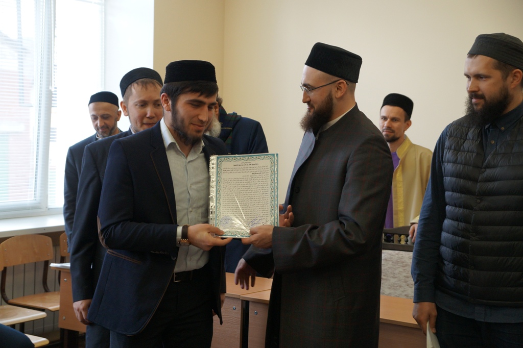Муфтий РТ вручил Свидетельства иджазы шакирдам Центра подготовки хафизов Куръана