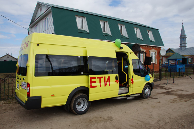Врио Президента РТ Рустам Минниханов подарил детям сиротам специальный автобус