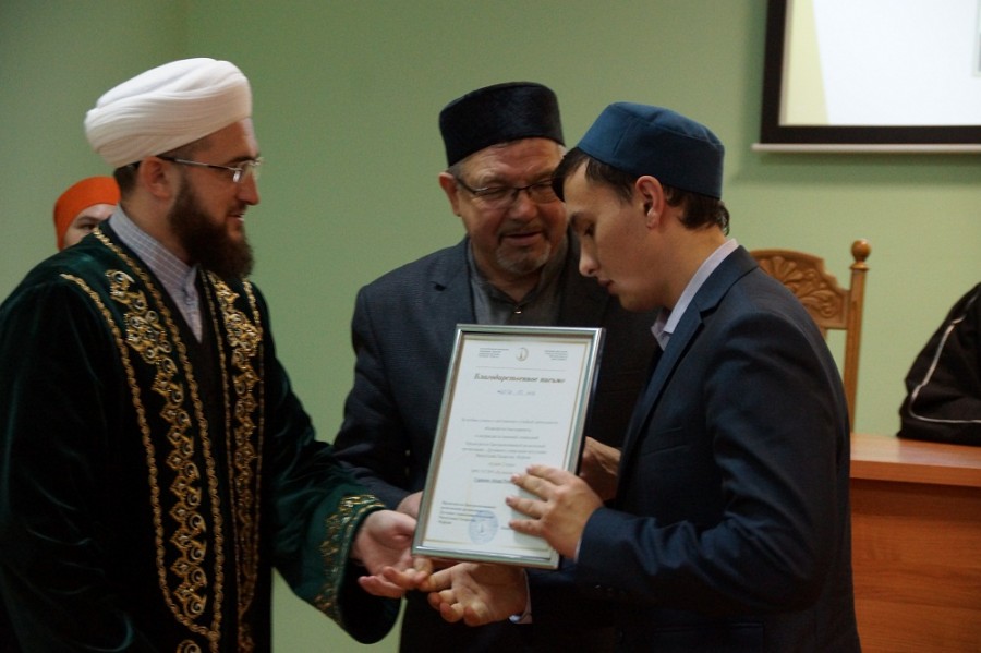 Сегодня впервые состоялось вручение именных стипендий муфтия Татарстана лучшим шакирдам духовных образовательных организаций РТ
