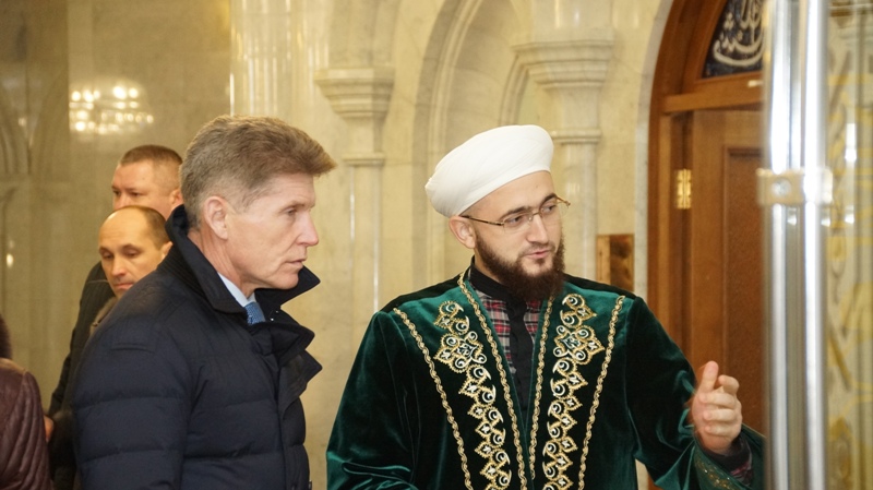 Муфтий РТ ознакомил губернатора Сахалинской области мечетью Кул Шариф
