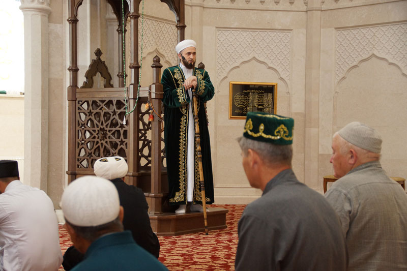 Муфтий Татарстана провел пятничную проповедь в Белой мечети в Болгаре