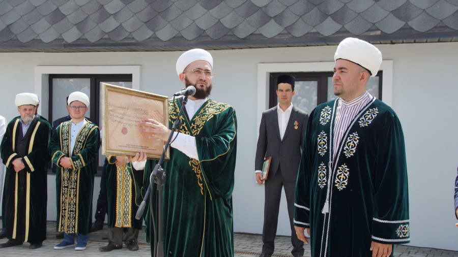 Муфтий сделал ценный подарок новому музею в Заинске  - точную копию иджазы Таджутдина Ялчыгола