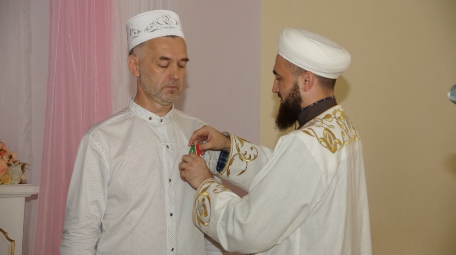 Камиль хазрат Самигуллин поздравил директора Кукморского медресе с 50-летием
