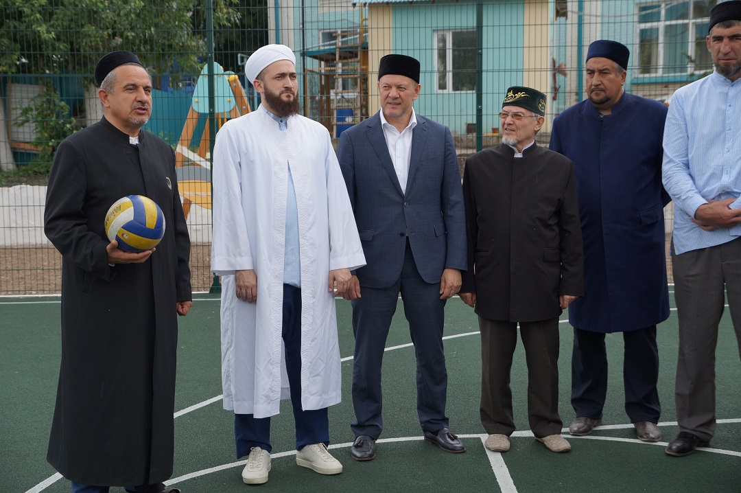 Муфтий оценил оснащение учебных классов и новую спортплощадку медресе имени 1000-летия принятия Ислама
