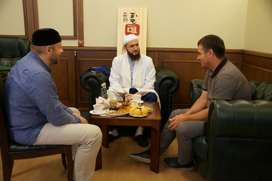 Муфтий Татарстана встретился с известным спортсменом и тренером
