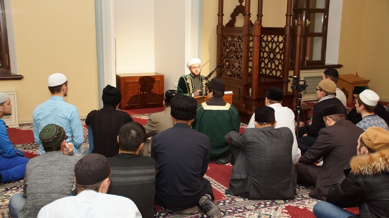 Муфтий подарил слушателям своих уроков Коран в новом формате