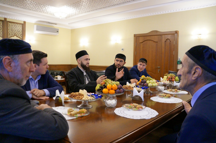Муфтий РТ встретился с гостями из Исламского института г.Сунжи