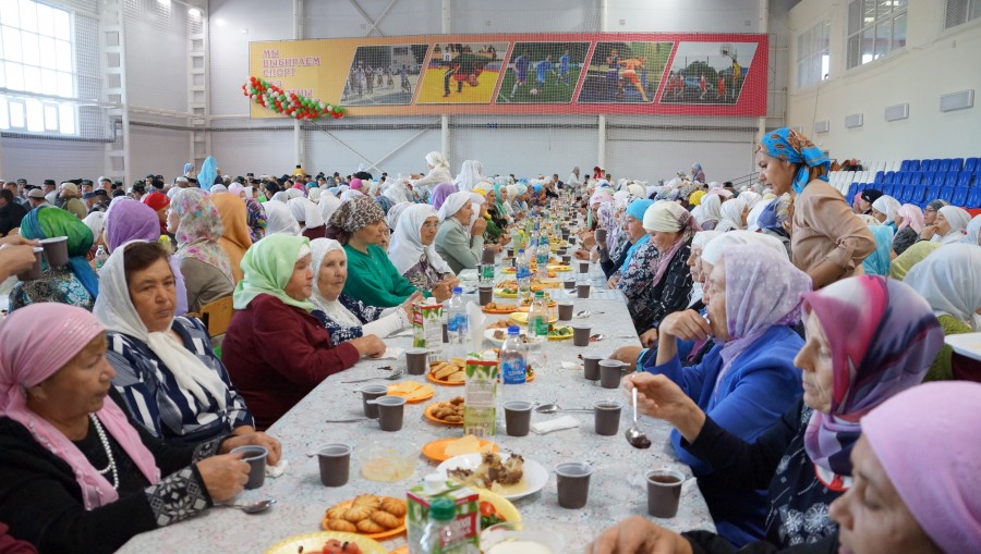 В Азнакаево прошел праздничный обед для 800 человек