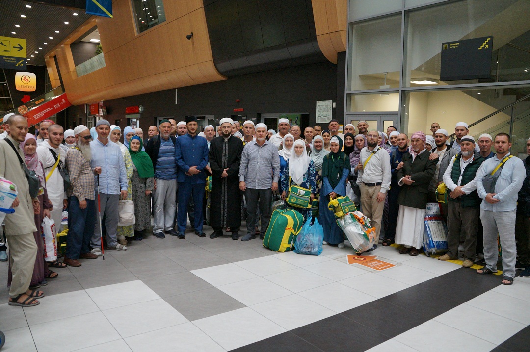 Первая группа татарстанских хаджиев вернулась в Казань. Встретил их Муфтий РТ