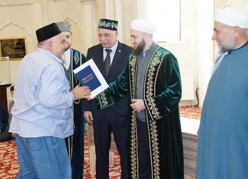 Муфтий Татарстана в Болгаре вручил дипломы имамам, прошедшим шестимесячный курс «Рецитация Священного Корана»