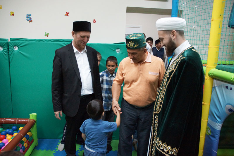 В мечети «Ярдэм» Рустама Минниханова ознакомили с социальными проектами ДУМ РТ