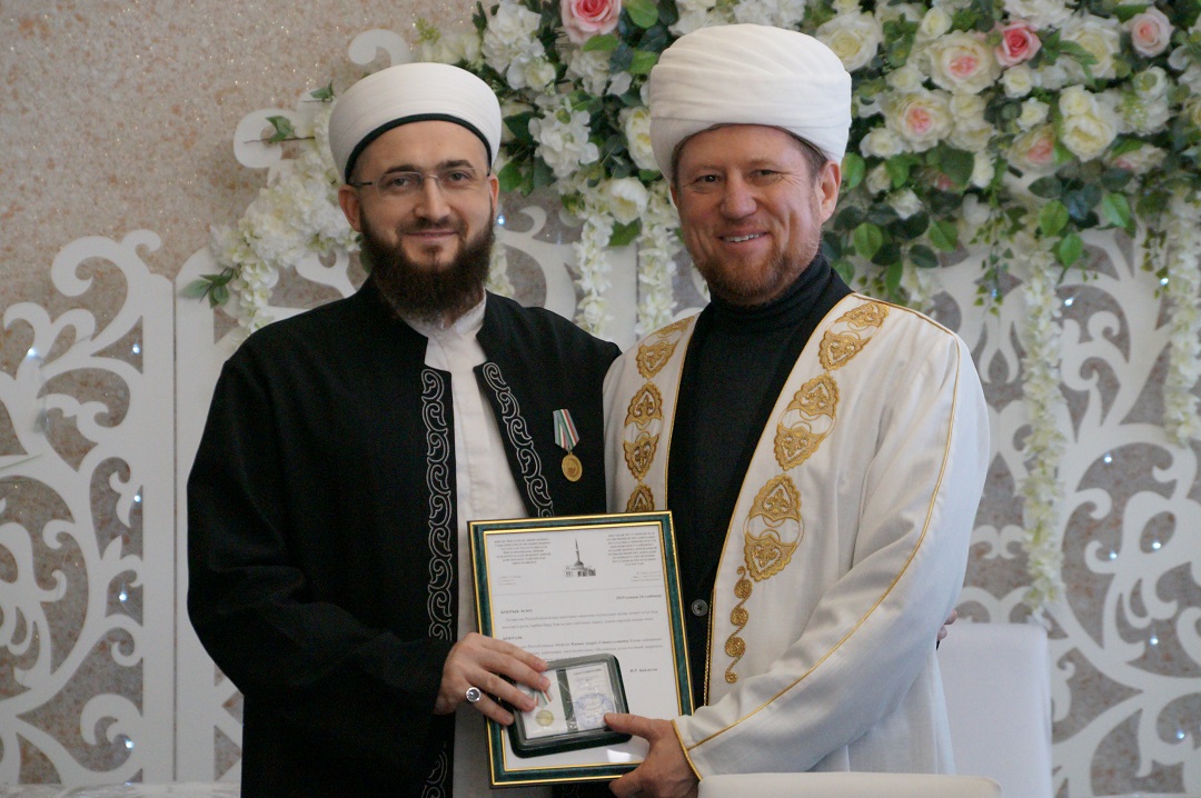 Имамы Казани наградили муфтия медалью «За вклад в духовно-нравственное возрождение Ислама»