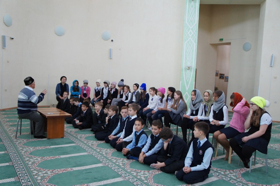 В мечети «Нур-Ихлас» Набережных Челнов детям рассказывают об основах религиозных культур