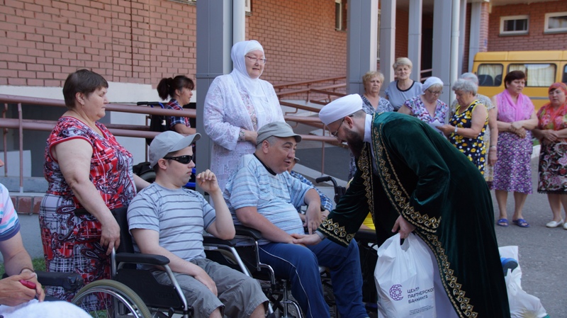 Муфтий РТ Камиль хазрат Самигуллин вручил 300 кг продуктов питания инвалидам-колясочникам Казани