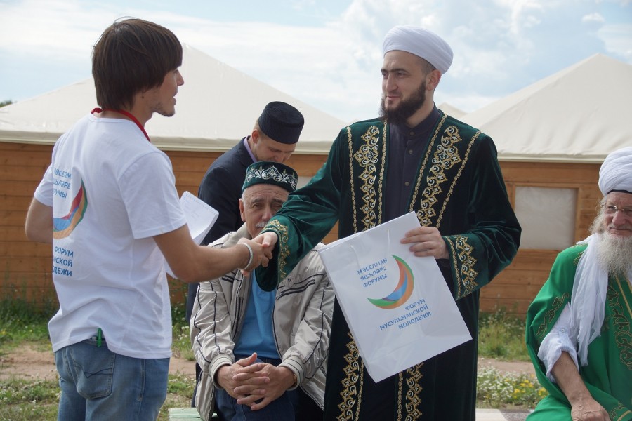 Камиль хазрат наградил победителей конкурса чтецов Корана в Болгаре