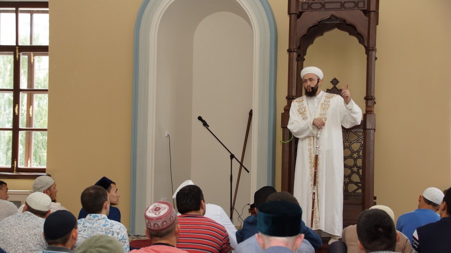 Муфтий Татарстана провел пятничную молитву в Галеевской мечети и пообщался с индонезийской делегацией