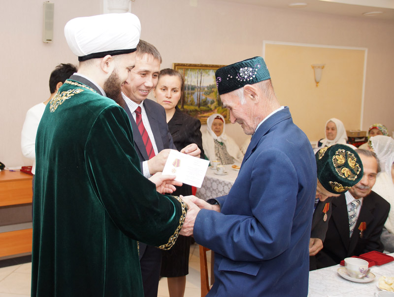 Камиль хазрат принял участие во вручении медалей ветеранам тыла в честь 70-летия Победы в ВОВ