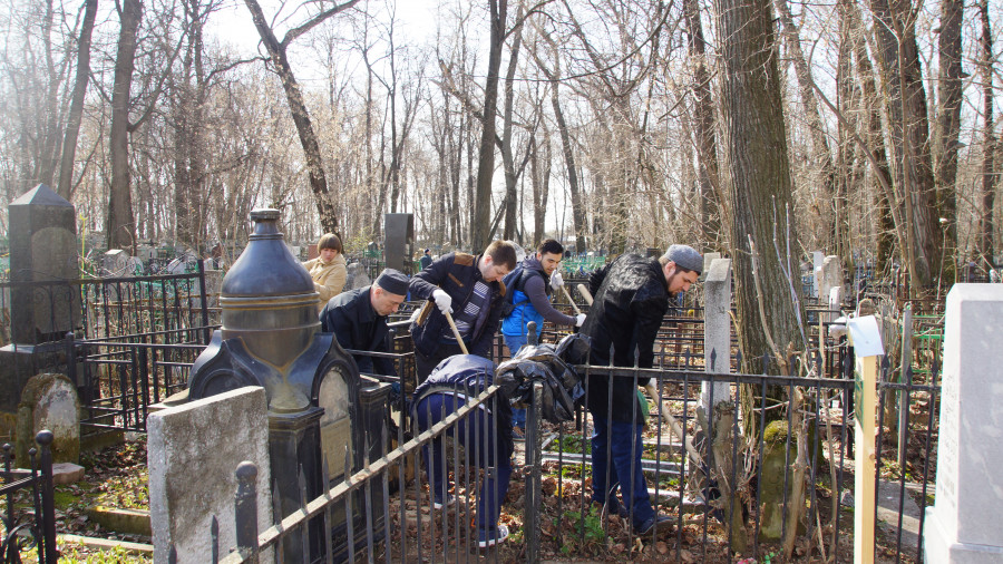 Общегородской субботник собрал около двухсот мусульман на Ново-татарском кладбище г.Казани