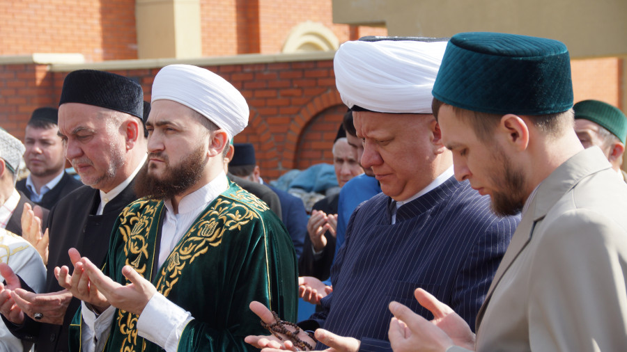 В Казани почтили память выдающихся татарских религиозных, научных и культурных деятелей. Фоторепортаж