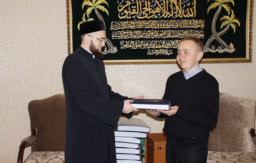 Муфтий Татарстана передал в дар реабилитационному центру "Ярдэм" 50 комплектов Корана по Брайлю