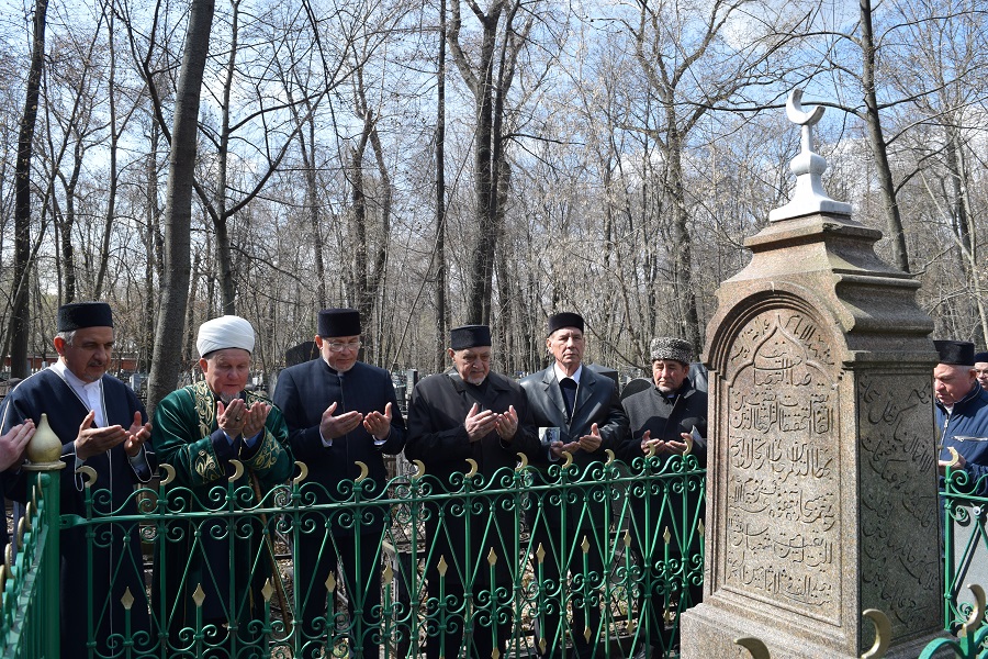 В день гаета в Казани почтили память наставников и мусульманских религиозных деятелей