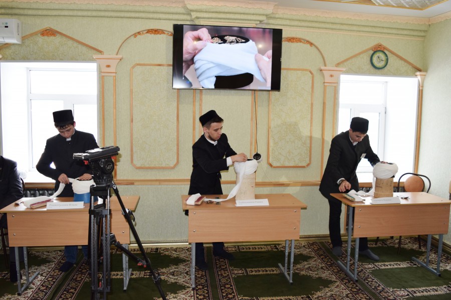 В медресе имени 1000-летия принятия ислама прошел конкурс по завязыванию головного убора мусульманского священнослужителя