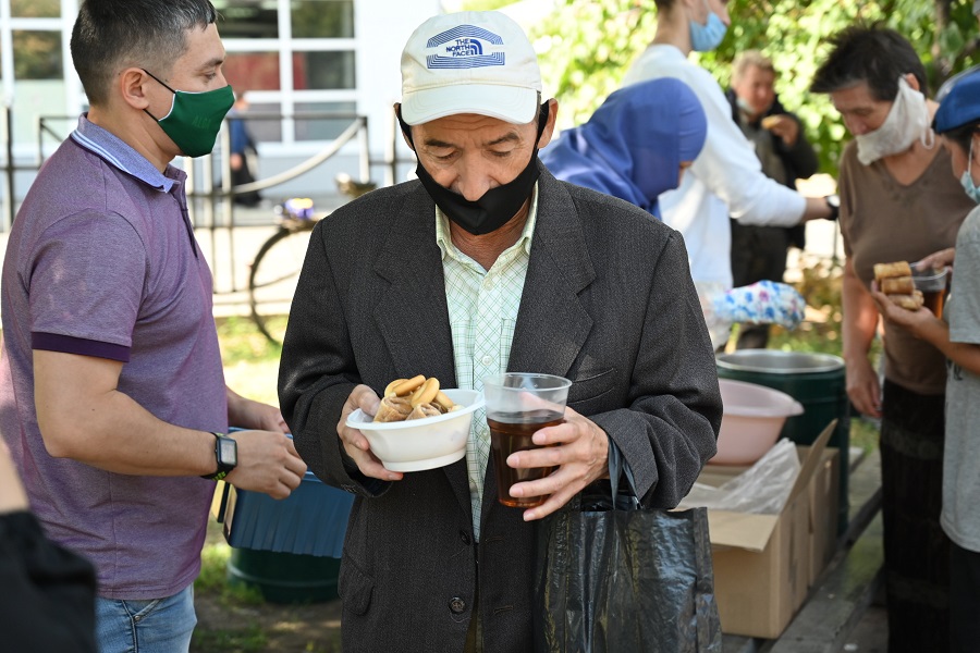 БФ “Закят" ДУМ РТ продолжает раздачу горячих обедов для бездомных и нуждающихся