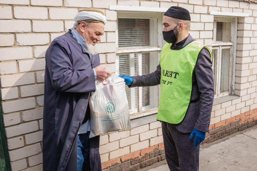 Пожилые казанские имамы получили продовольственную помощь от БФ "Закят"