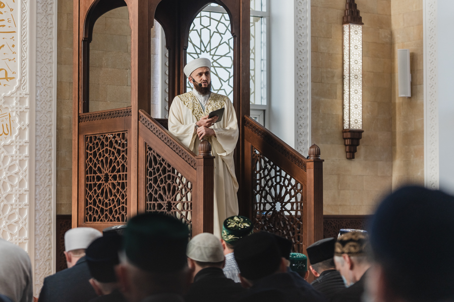 Муфтий Татарстана провел Ураза-байрам в новой казанской мечети “Ахмадзаки”