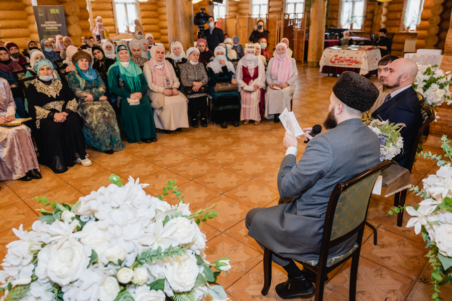 Всемирный день хиджаба в Казани: муфтий Татарстана встретился с известными абыстаями