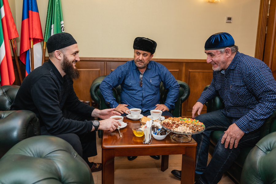 Муфтия РТ посетили экс-муфтий Чечни Султан Мирзаев и потомок шейха Кунта-Хаджи Кишиева