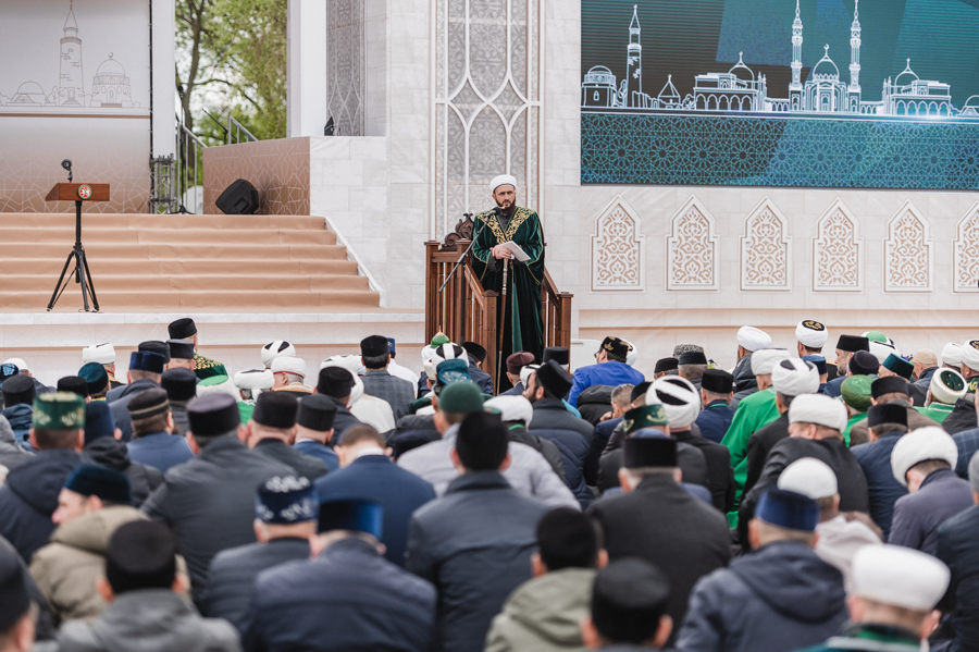 Муфтий Татарстана провел первый пятничный намаз на месте строительства Соборной мечети