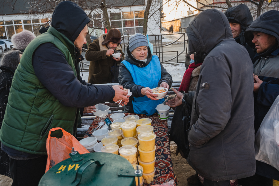 В мороз бездомные бесплатно получили горячие обеды и сезонную одежду