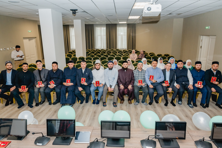 Муфтий вручил преподавателям исламских учебных заведений Татарстана юбилейные медали «Мухаммадии»
