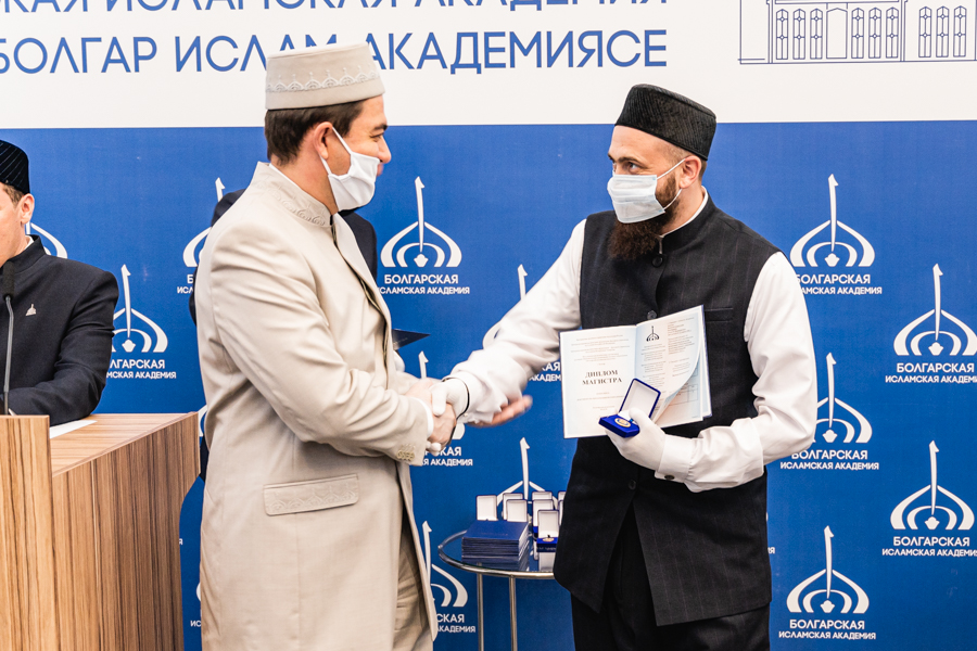 В БИА наградили первых магистров исламских наук. Среди них — муфтий Татарстана и имам-мухтасиб Буинского района