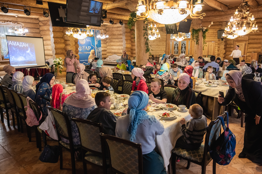 В Казани прошел благотворительный ифтар для детей с ограниченными возможностями здоровья