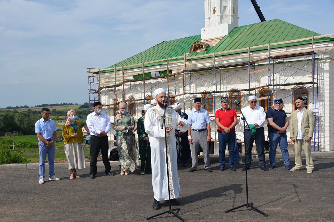 В преддверии Курбан-байрама с участием муфтия состоялась установка полумесяца на минарет старейшей мечети Татарстана