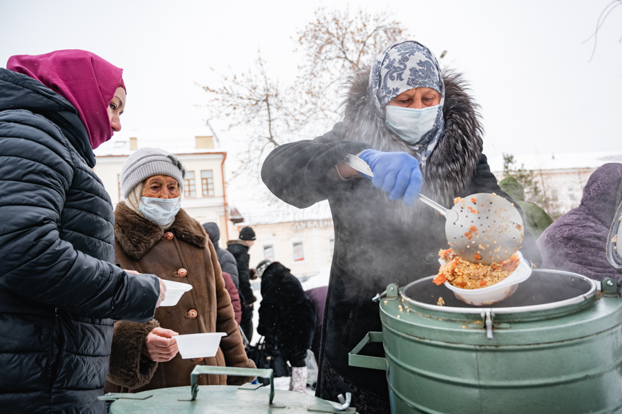 БФ “Закят" ДУМ РТ продолжает раздачу горячих обедов для бездомных и нуждающихся