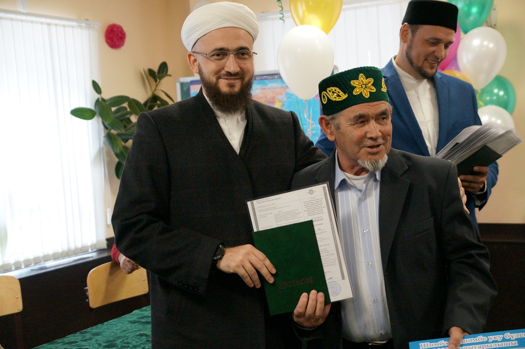 Будущие имамы получили дипломы из рук муфтия РТ
